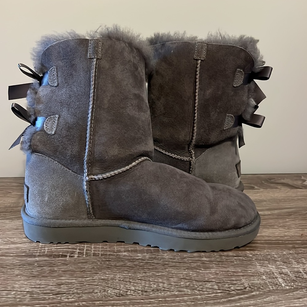 UGG Bailey Bow Short Boots – Gray, Size 8 - Picture 2 of 9